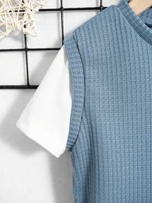 SHEIN 幼兒男孩休閒舒適恐龍圖案拼色短袖上衣配短褲和帽子套裝(二合一設計) - 彩色 - 查看 3