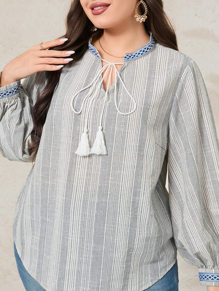 Mulvari 大尺碼條紋編織帶拼接領帶上衣 - 黑與白 - 查看 1