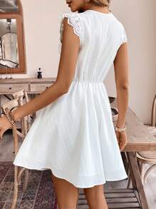 SHEIN Frenchy Vestido Acampanado Para Mujer Con Ribete De Encaje, Cintura Con Correa Y Mangas Con Superposición De Encaje