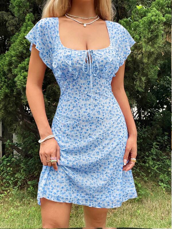 Soleia Kurzes Urlaub Strickkleid Mit Quadratischem Ausschnitt, Floralem Druck Und Schnürungsdetail