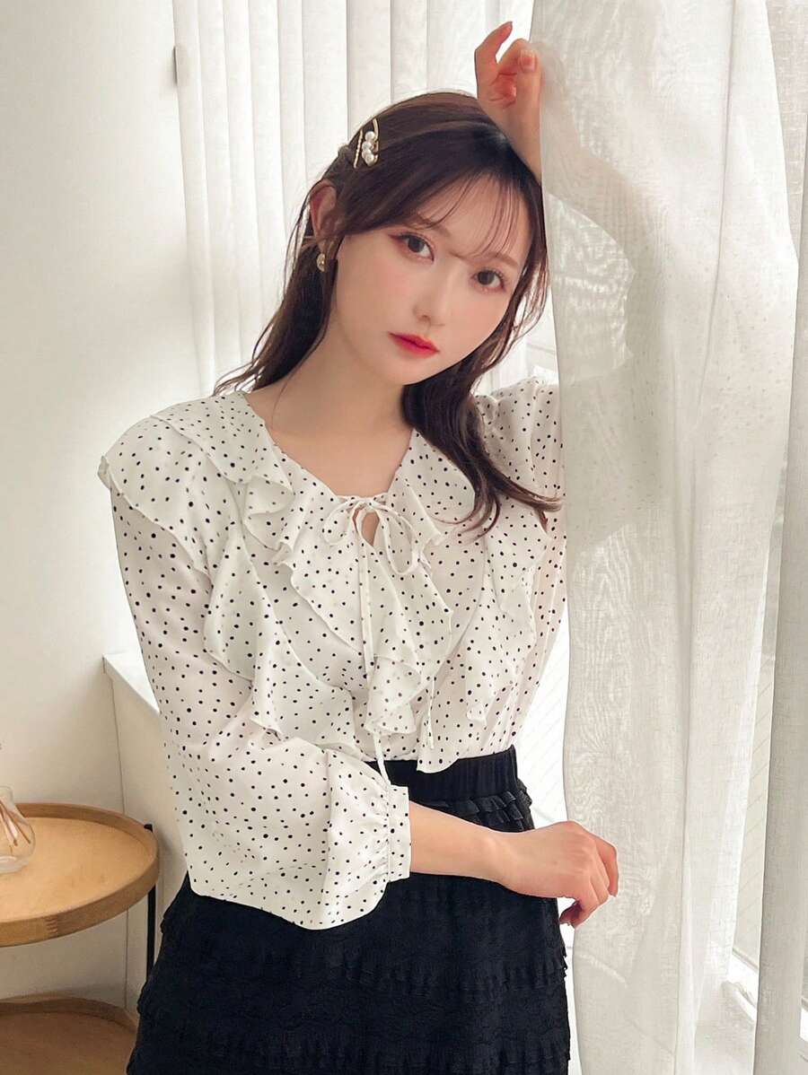 FRIFUL 波尔卡圆点印花荷叶边立领衬衫，配有系带细节长袖上衣 - 白色 - 查看 1