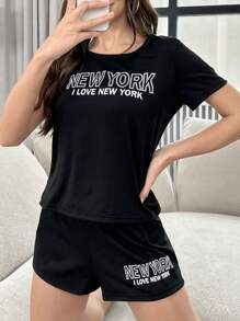 Conjunto de pijama con top de manga corta de cuello redondo con estampado de lema y pantalones cortos