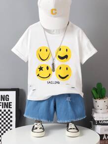 SHEIN Set aus 2 Teilen: Junger Junge lächelt mit Buchstaben bedrucktes T-Shirt mit zerrissenem Rundhalsausschnitt und Denim-Muster-Shorts, Sommer