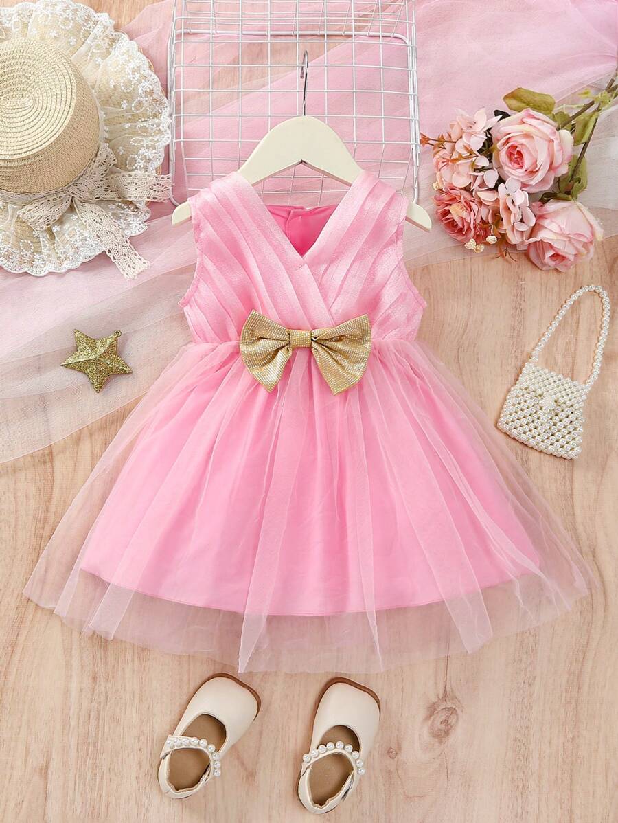 女寶寶優雅無袖連衣裙，帶金色腰帶和蝴蝶結，復古宮廷風格