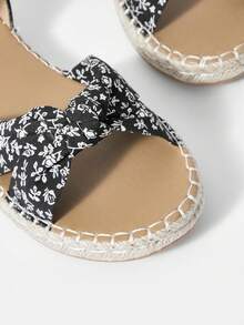 Styleloop Women'S Fashionable Flat Sandals - Black - View 5