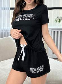 Conjunto de pijama con top de manga corta de cuello redondo con estampado de lema y pantalones cortos