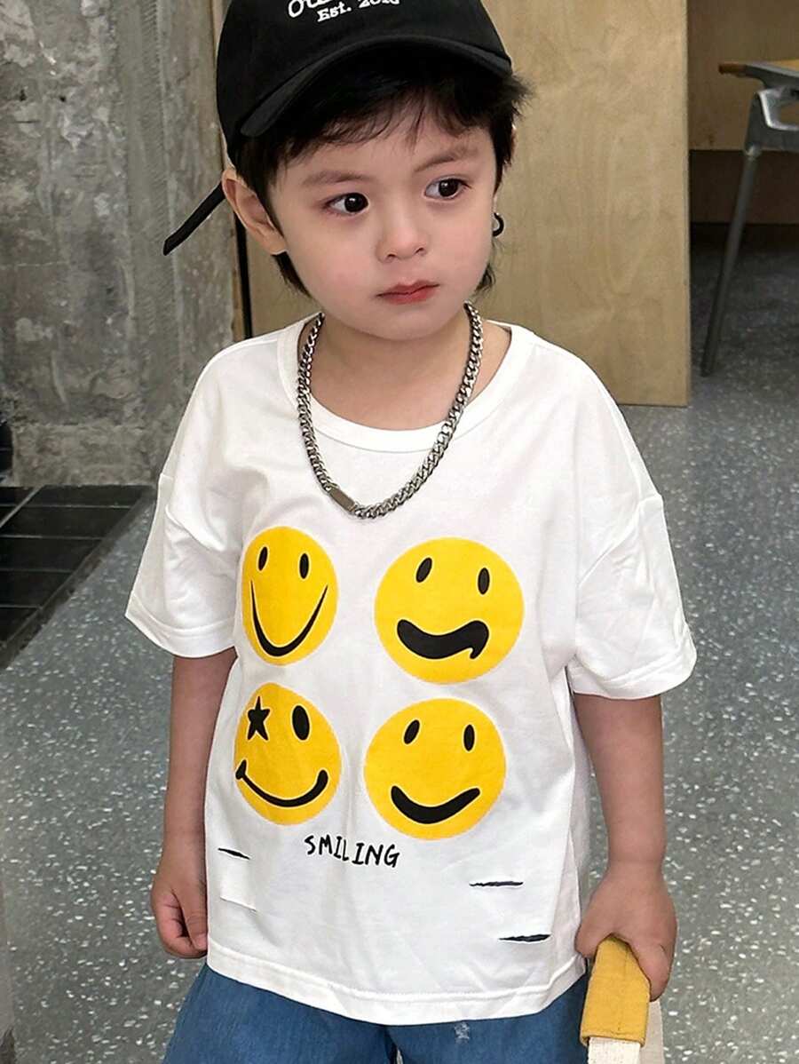 SHEIN Set aus 2 Teilen: Junger Junge lächelt mit Buchstaben bedrucktes T-Shirt mit zerrissenem Rundhalsausschnitt und Denim-Muster-Shorts, Sommer