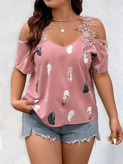 EMERY ROSE Camisa con hombros descubiertos y estampado de plumas, de talla grande, para el verano