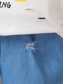 SHEIN Set aus 2 Teilen: Junger Junge lächelt mit Buchstaben bedrucktes T-Shirt mit zerrissenem Rundhalsausschnitt und Denim-Muster-Shorts, Sommer