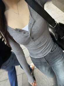 DAZY 女式纯色修身半襟纽扣长袖 T 恤，返校服装 - 灰色 - 查看 9