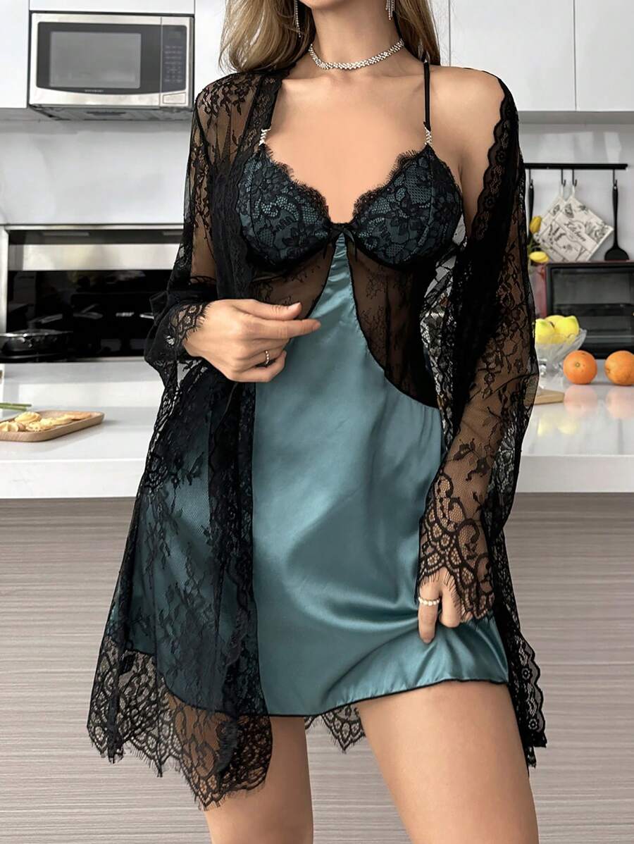 طقم بيجامة نسائي يتكون من روب طويل مزين بالدانتيل مع حزام وقميص نوم - متعدد الألوان - مشاهدة 1