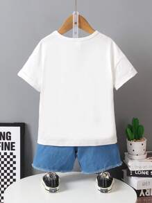 SHEIN Set aus 2 Teilen: Junger Junge lächelt mit Buchstaben bedrucktes T-Shirt mit zerrissenem Rundhalsausschnitt und Denim-Muster-Shorts, Sommer