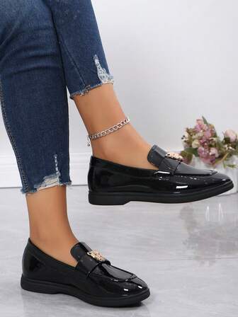 秋冬女装新品黑色亮面休闲乐福鞋户外四季一脚蹬轻便软底百搭复古英伦度假风豹头装饰时尚学生豆豆底平底鞋