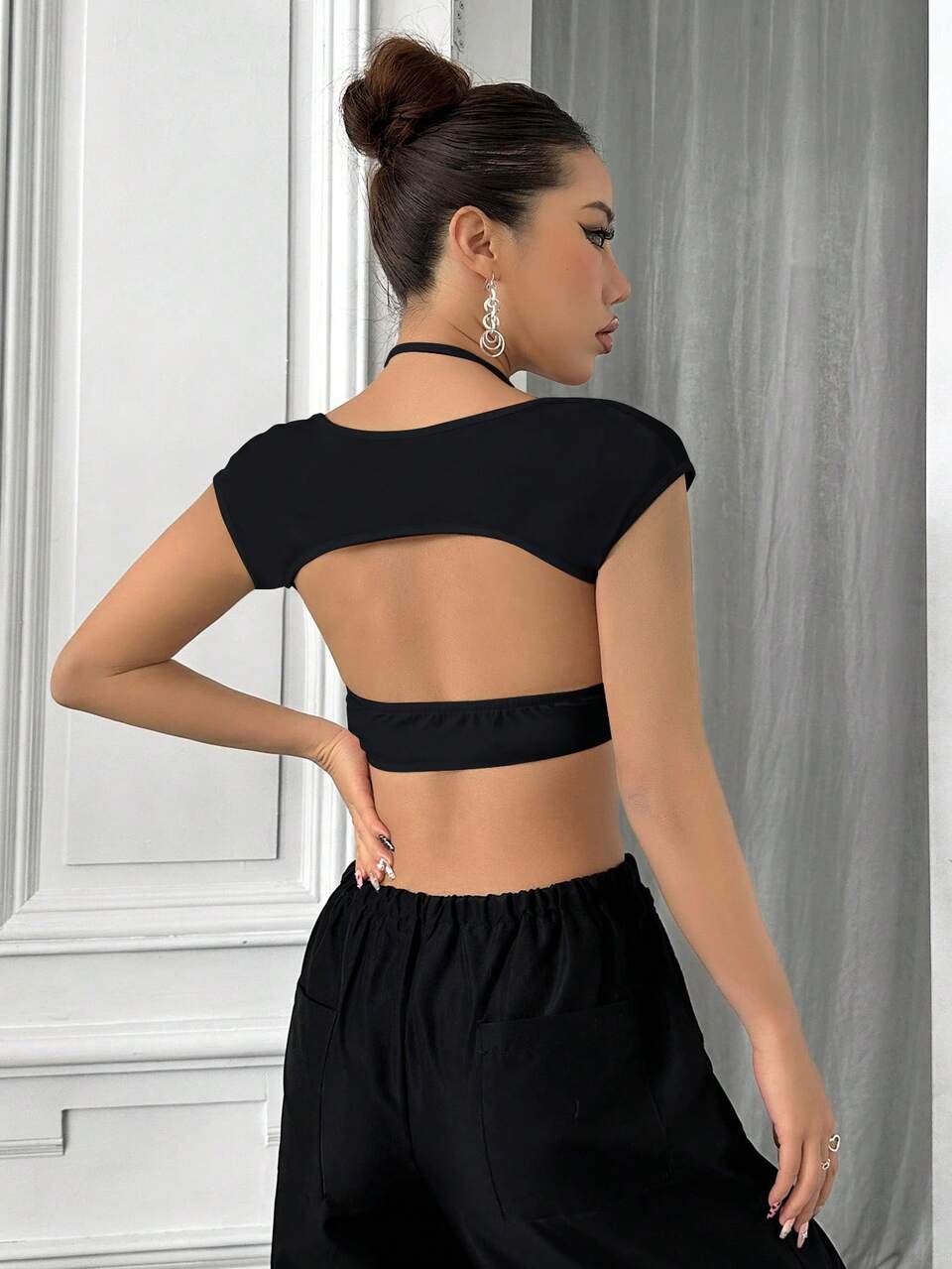 Women's Solid Cap Sleeve Crop Top And Metal Letter Detail Halter Neck Top 2pcs Set, Suitable For Summer