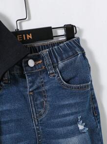 SHEIN 男孩 2 件套黑色 T 恤和破洞磨边洗水紧身蓝色牛仔裤套装，适合夏季男孩两件套服装 - 中等水洗藍 - 查看 6