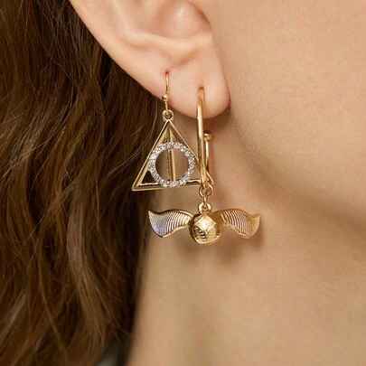 HARRY POTTER X SHEIN 2 pares/set de aretes de aleación de zinc con rhinestones dorados, regalos, Snitch dorada y Reliquias de la Muerte, joyería de moda, de vuelta a la escuela