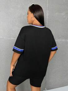 SHEIN MOOSTA Camiseta de verano para mujer con estampado de letras, ribete a rayas y parches, tallas grandes - Negro - Ver 2