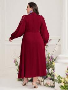 Modelyn Váy cổ cao tay đèn lồng thêu và chắp vá cỡ lớn màu đỏ tía - Màu Đỏ Sâu - Xem 2