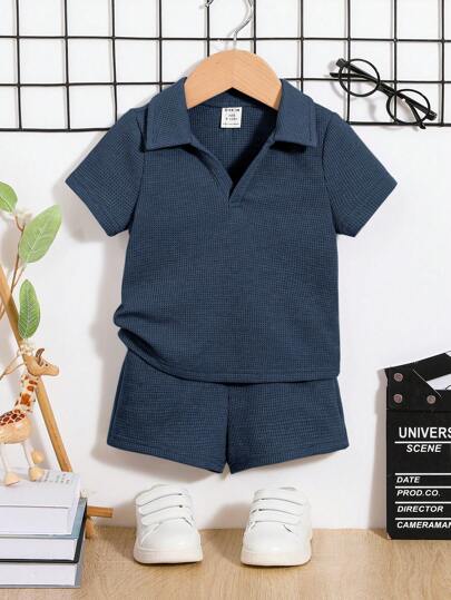 SHEIN Conjunto De Camisa Polo De Manga Corta Con Cuello En V Y Pantalón Corto De Color Sólido Para Niño