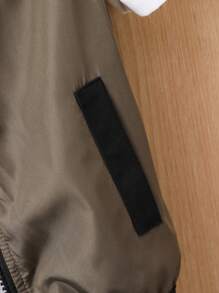 SHEIN Casualowy T-shirt dla chłopca w jednolitym kolorze z okrągłym dekoltem, kamizelka z zamkiem błyskawicznym z przodu i dżinsy z przetarciami