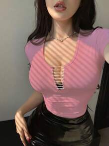 DAZY 獨有且性感的短袖露肩t恤,採用挖空設計