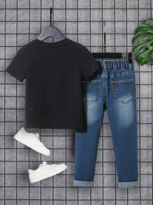 SHEIN 男孩 2 件套黑色 T 恤和破洞磨边洗水紧身蓝色牛仔裤套装，适合夏季男孩两件套服装 - 中等水洗藍 - 查看 2