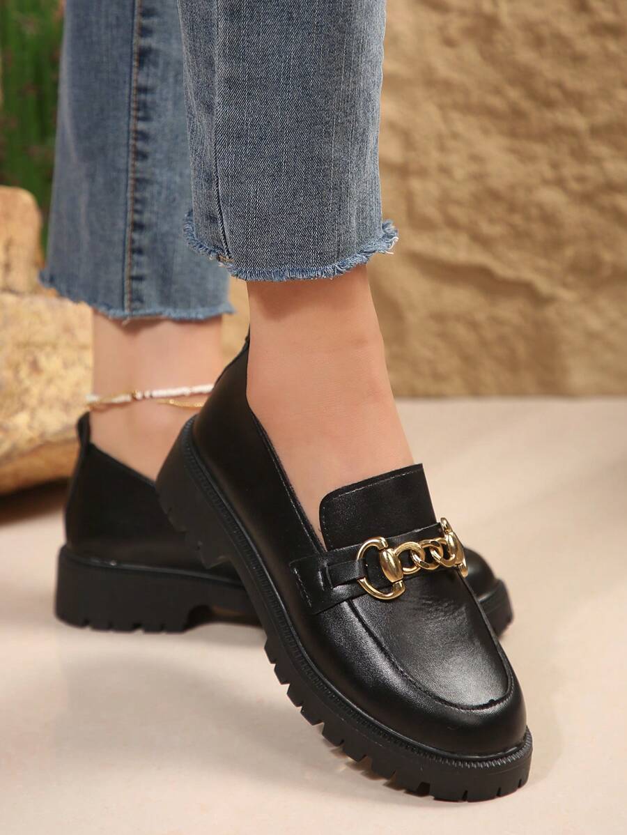 Giày lười nữ bằng da PU màu trơn, trang trí dây xích kim loại, kiểu dáng thanh lịch và thời trang, phù hợp cho việc đi lại hàng ngày, thoải mái và chống trơn trượt.