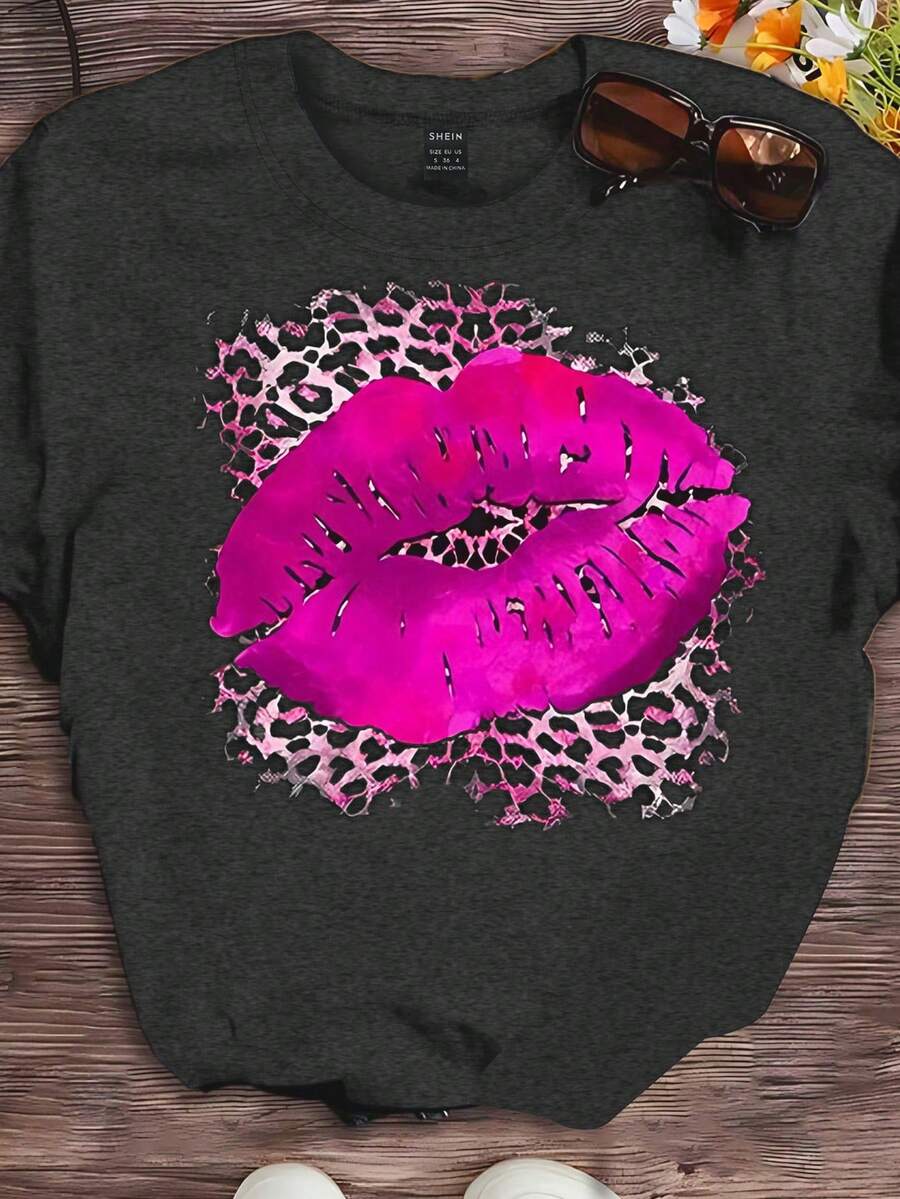 SHEIN LUNE 大碼女士朋克風豹紋與條紋圖案時尚唇印短袖休閒t恤 - 灰色 - 查看 1