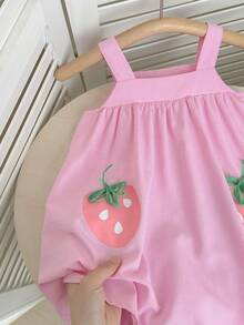 SHEIN LMoss Kids LMoss 女婴可爱卡通草莓图案条纹吊带裙和短裤配帽子套装，夏季度假 - 粉色 - 查看 4