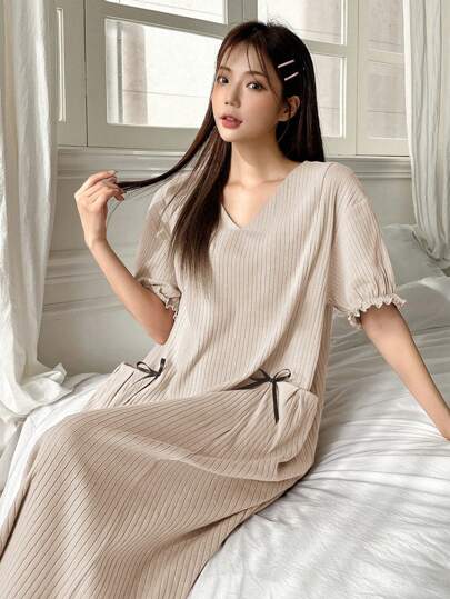 DAZY 女士 V 领蝴蝶结细节睡衣裙，荷叶边下摆，大口袋，Moo Moo