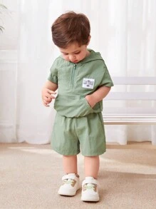 SHEIN Set da 2 pezzi per bambini maschi composto da felpa con cappuccio e patch decorativi e pantaloncini in colore unito