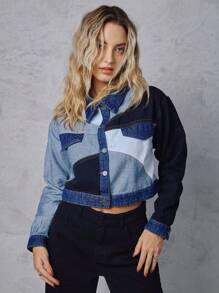 SHE(IN) BRASIL Jaqueta jeans cropped com botões frontais e blocos de cores feminina