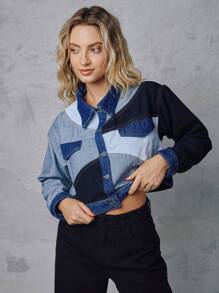 SHE(IN) BRASIL Jaqueta jeans cropped com botões frontais e blocos de cores feminina