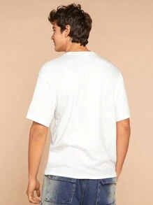 FRIENDS X SHEIN Camiseta blanca de verano para hombre, suelta y casual, con estampado de sofá clásico de dibujos animados y personaje - Blanco - Ver 2