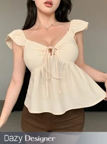 Dazy Designer Blusa de verano para mujer de unicolor con volantes en el borde y diseño de lazo delantero, blusa estilo babydoll - Beis - Ver 1