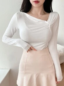 DAZY Áo thun nữ tay dài cổ bẻ màu trơn dáng ôm vừa vặn cổ bất đối xứng - trắng - Xem 4
