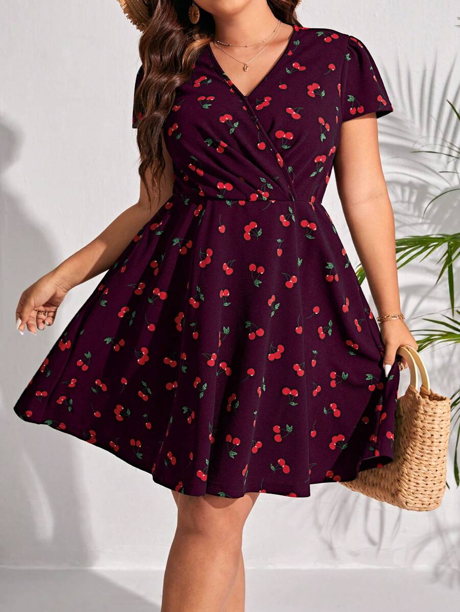 SHEIN Frenchy 大尺碼櫻桃印花 V 領短袖夏季連身裙 - 中紫紅色 - 查看 1