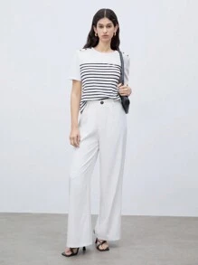 BizChic Camiseta de manga corta con decoración de hebilla metálica a rayas para mujer, top básico para salir, oficina, casual de negocios - Blanco y Negro - Ver 5