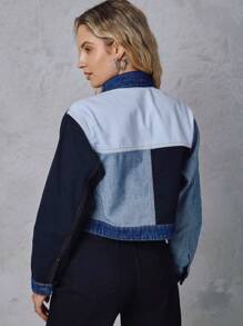 SHE(IN) BRASIL Jaqueta jeans cropped com botões frontais e blocos de cores feminina