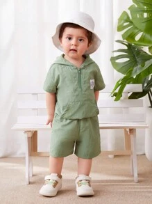 SHEIN Set da 2 pezzi per bambini maschi composto da felpa con cappuccio e patch decorativi e pantaloncini in colore unito