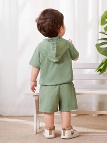 SHEIN Set da 2 pezzi per bambini maschi composto da felpa con cappuccio e patch decorativi e pantaloncini in colore unito
