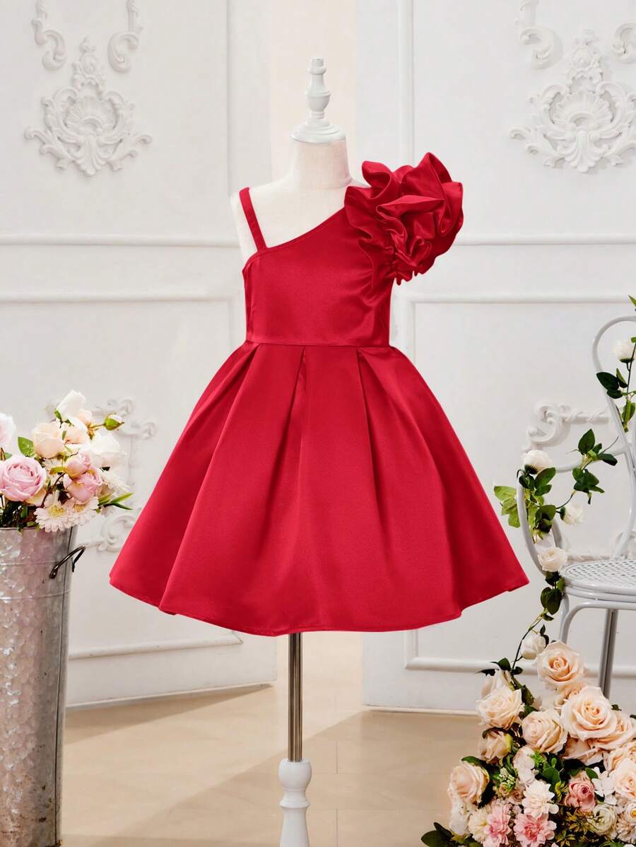 SHEIN 少女們的傾斜肩花裝飾派對禮服，適合聚會和表演，襯托完美