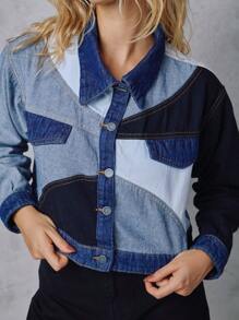 SHE(IN) BRASIL Jaqueta jeans cropped com botões frontais e blocos de cores feminina