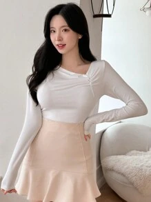 DAZY Áo thun nữ tay dài cổ bẻ màu trơn dáng ôm vừa vặn cổ bất đối xứng - trắng - Xem 6
