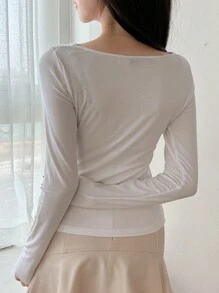 DAZY Áo thun nữ tay dài cổ bẻ màu trơn dáng ôm vừa vặn cổ bất đối xứng - trắng - Xem 2