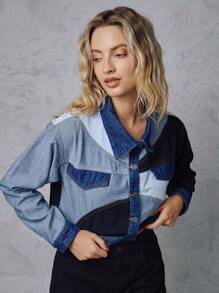 SHE(IN) BRASIL Jaqueta jeans cropped com botões frontais e blocos de cores feminina