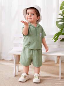 SHEIN Set da 2 pezzi per bambini maschi composto da felpa con cappuccio e patch decorativi e pantaloncini in colore unito