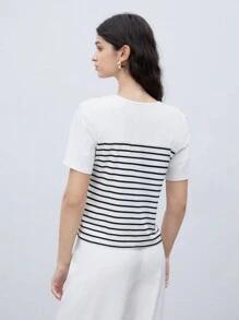 BizChic Camiseta de manga corta con decoración de hebilla metálica a rayas para mujer, top básico para salir, oficina, casual de negocios - Blanco y Negro - Ver 3