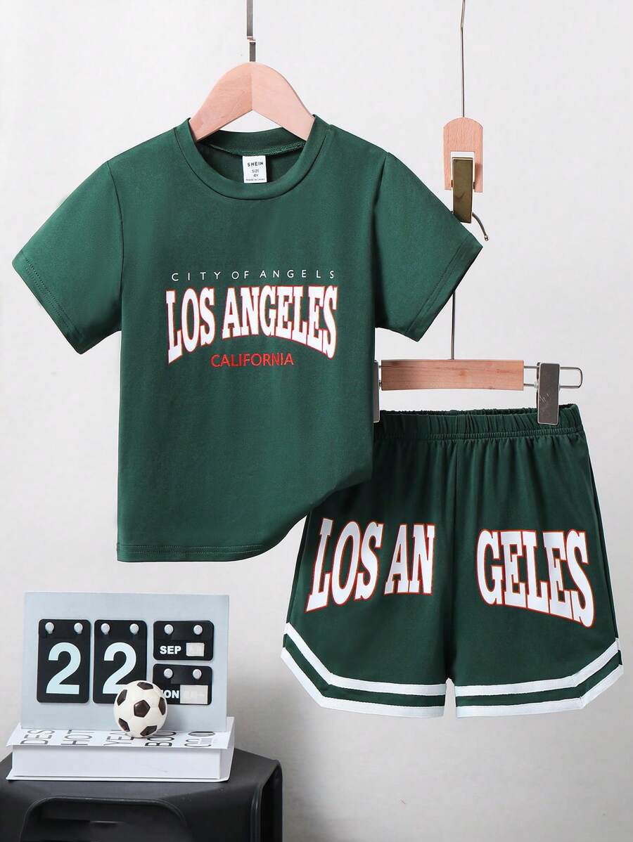 SHEIN 2入組幼兒男童字母印花短袖t卹和短褲 - 墨綠色 - 查看 1
