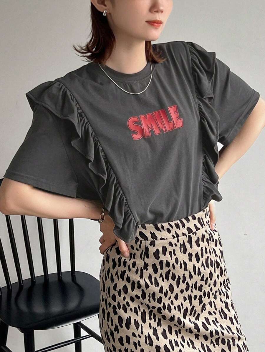 FRIFUL T-shirt pour femmes avec imprimé lettres et ourlet à volants, convenant pour l'été. Hauts mignons à volants, t-shirts graphiques - Gris - Voir 1